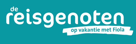 Op een blauwgroene achtergrond staat in witte letters &lsquo;de reisgenoten&rsquo;, met daaronder in een witte banner &lsquo;op vakantie met Fiola&rsquo;.